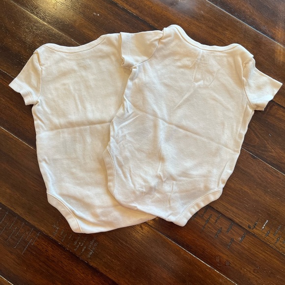 Baby GAP Cute Chicken Themed Baby Onesies Set in Cream - Picture 2 of 7